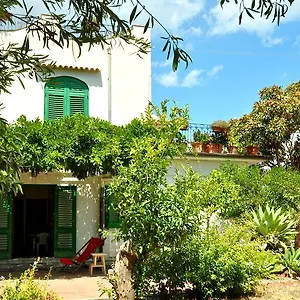 https://seafront-apartments-gardenhouse.taorminaitalyhotels.com